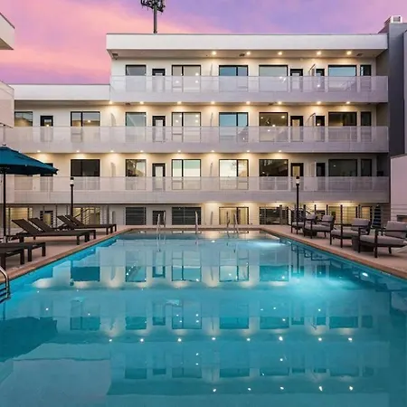 Stylish Downtown W/ Pool & Parking Apartment *