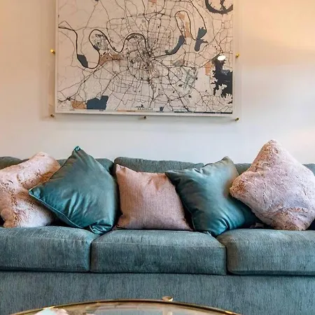Stylish Downtown W/ Pool & Parking Apartment *