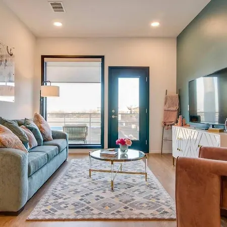 Stylish Downtown W/ Pool & Parking * Nashville