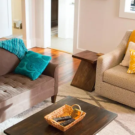 East Upstairs Apartment, One Queen Br, 2 Twin Br,1bath In Five Points, Close To Downtown *
