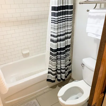 East Upstairs Apartment, One Queen Br, 2 Twin Br,1bath In Five Points, Close To Downtown * Nashville