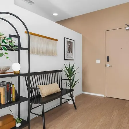 Penthouse On River With Garage And Patio, Walk Downtown *