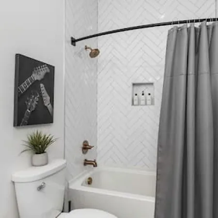 3 Miles To Broadway -garage, Patio, Walk To Shops *