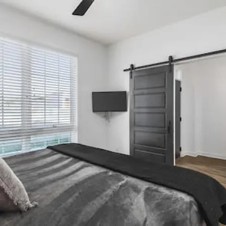 Holiday home Gorgeous East House With Rooftop Patio, Garage, 9 Beds, 3 Miles To Downtown
