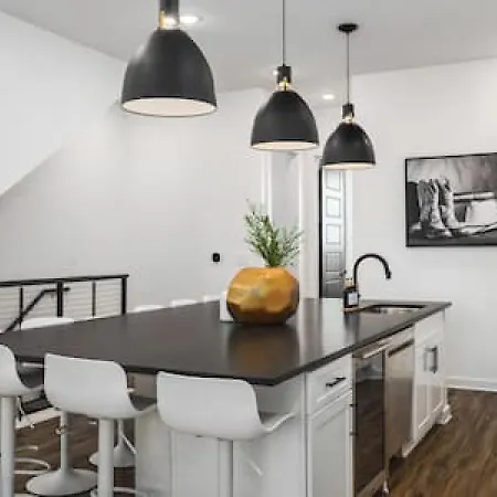 Gorgeous East House With Rooftop Patio, Garage, 9 Beds, 3 Miles To Downtown