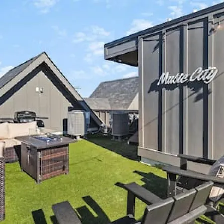 Gorgeous East House With Rooftop Patio, Garage, 9 Beds, 3 Miles To Downtown Holiday home