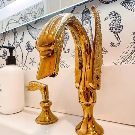 Dolly's Yacht Club - Cozy Retreat Near Broadway Nashville