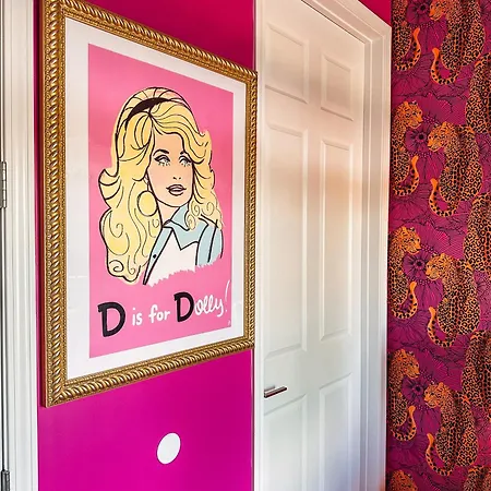 Dolly's Yacht Club - Cozy Retreat Near Broadway Holiday home