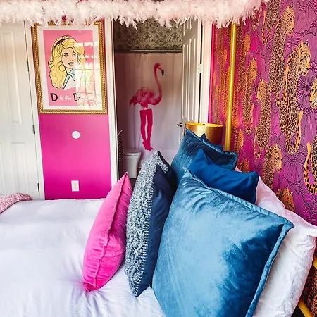 Dolly's Yacht Club - Cozy Retreat Near Broadway Holiday home Nashville