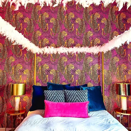 Dolly's Yacht Club - Cozy Retreat Near Broadway Holiday home
