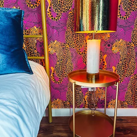 Dolly's Yacht Club - Cozy Retreat Near Broadway *