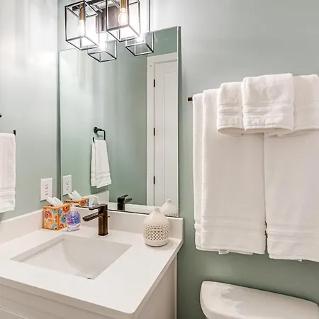 Townhome With Deck Close To Downtown! *