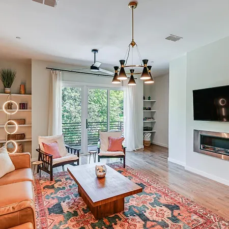 Townhome With Deck Close To Downtown!