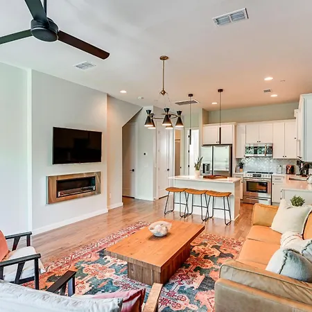 Townhome With Deck Close To Downtown!