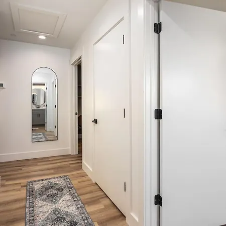 By Vanderbilt And Belmont, 3 Miles To Downtown & Free Parking Apartment