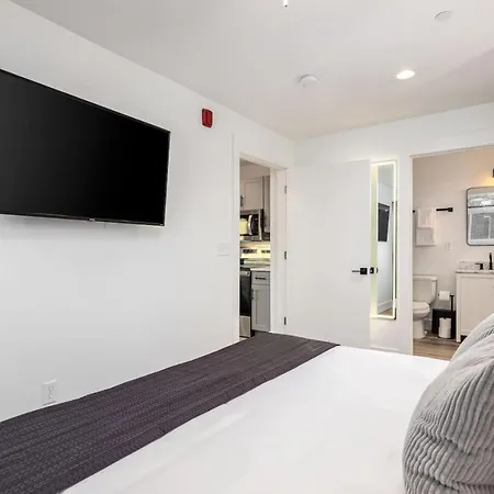Apartment By Vanderbilt And Belmont, 3 Miles To Downtown & Free Parking *