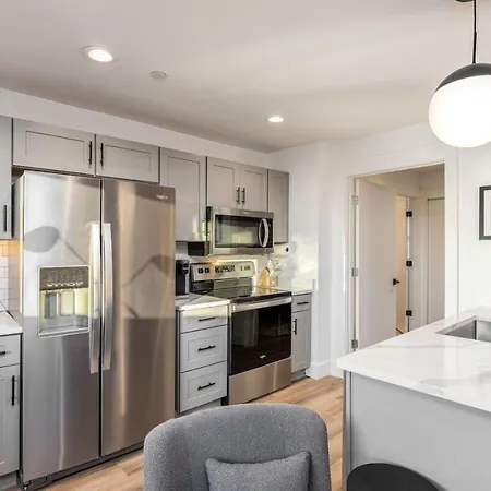 By Vanderbilt And Belmont, 3 Miles To Downtown & Free Parking Apartment