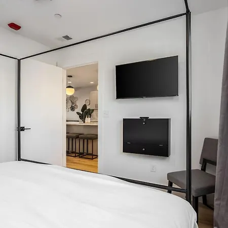 Apartment Walk To Restaurants From Condo, By Hospitals, 3 Miles To Downtown