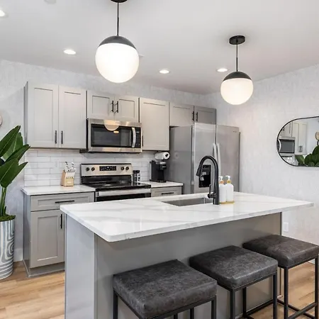 Walk To Restaurants From Condo, By Hospitals, 3 Miles To Downtown *