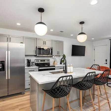 Retreat With Patio & Free Parking, By Vanderbilt Apartment *