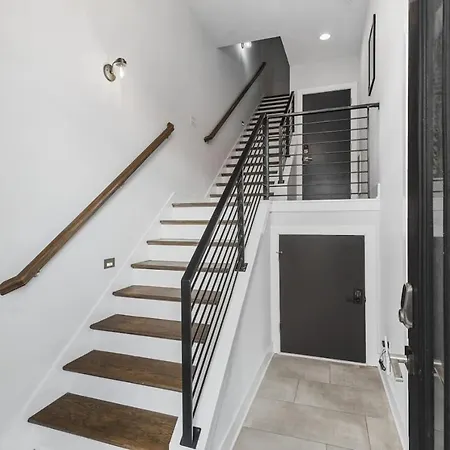 With Rooftop Deck & Garage, 2 Miles To Downtown Broadway Holiday home