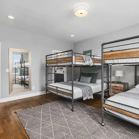 With Rooftop Deck & Garage, 2 Miles To Downtown Broadway Holiday home Nashville