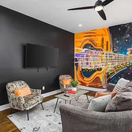 Holiday home With Rooftop Deck & Garage, 2 Miles To Downtown Broadway