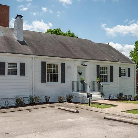 Holiday home Charming House By Vanderbilt And Belmont *