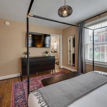 Charming House By Vanderbilt And Belmont Holiday home