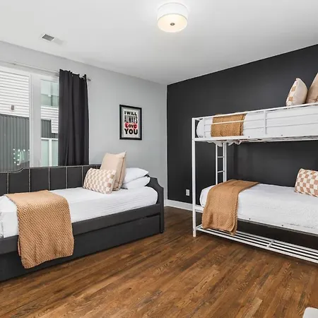 With Rooftop Deck & Garage, 2 Miles To Downtown Broadway *
