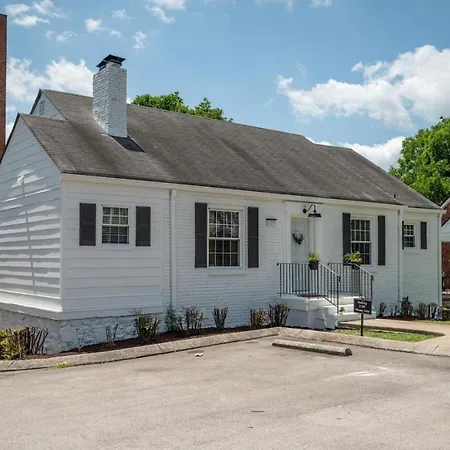 Holiday home Charming House By Vanderbilt And Belmont *