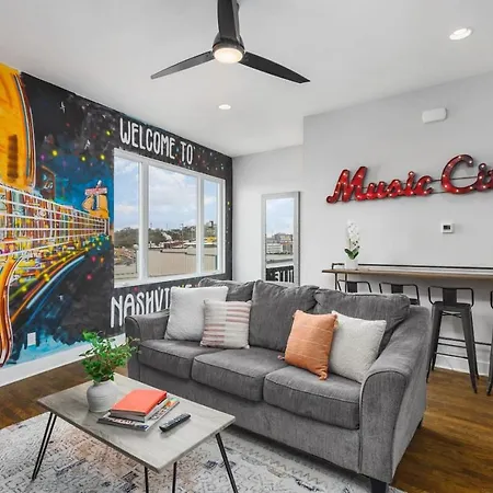 Holiday home With Rooftop Deck & Garage, 2 Miles To Downtown Broadway Nashville