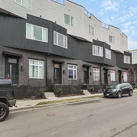 With Rooftop Deck & Garage, 2 Miles To Downtown Broadway *