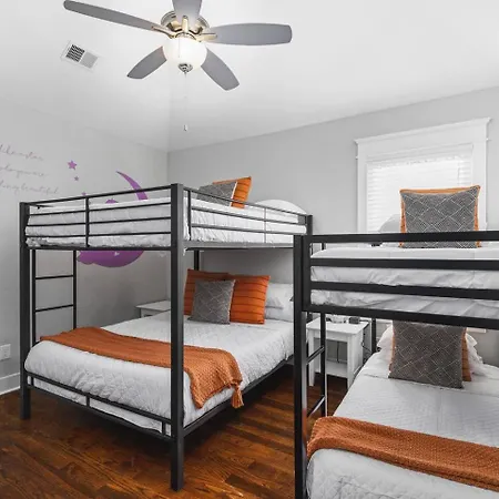 Walk To Broadway & Germantown Large House With Patio Holiday home *