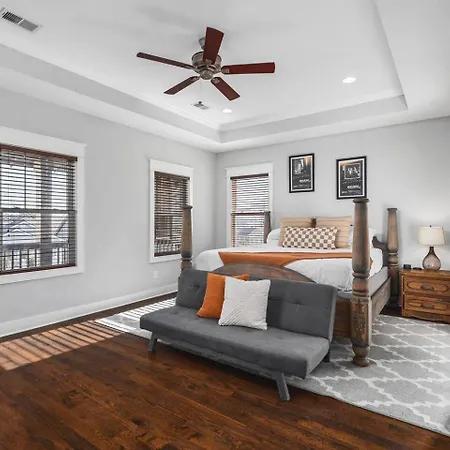 Walk To Broadway & Germantown Large House With Patio Holiday home