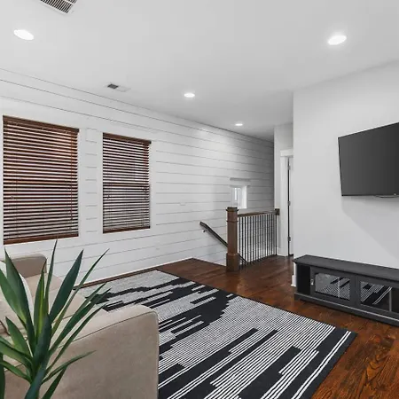 Walk To Broadway & Germantown Large House With Patio Holiday home