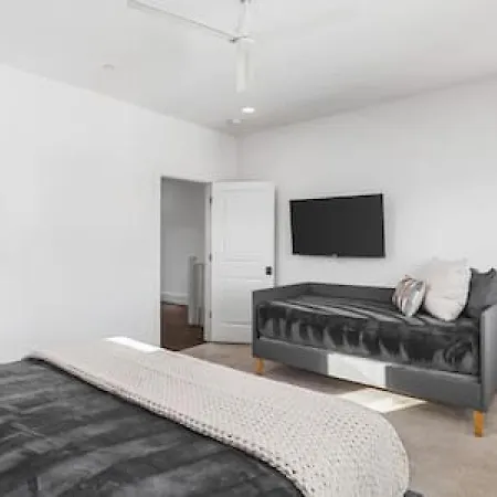 Upscale With Patio Walk To 12 South And Belmont