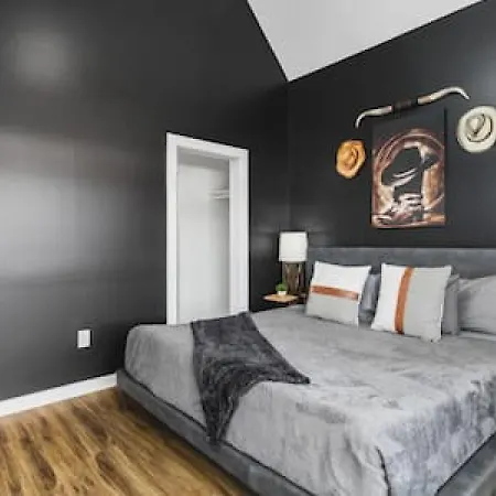 Holiday home Large Patio, Rooftop Deck And Garage, 3 Miles To Broadway *