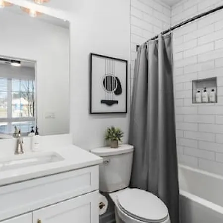 Large Patio, Rooftop Deck And Garage, 3 Miles To Broadway Holiday home Nashville