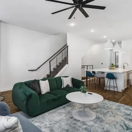 Holiday home Large Patio, Rooftop Deck And Garage, 3 Miles To Broadway *