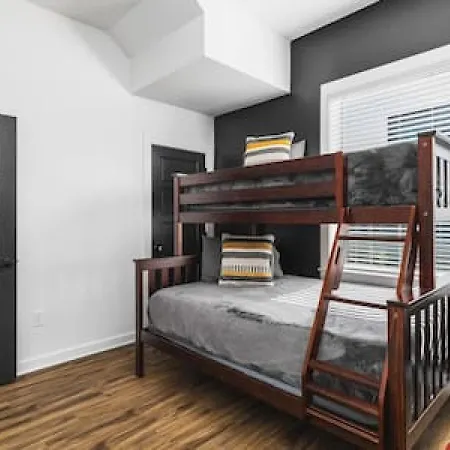 Large Patio, Rooftop Deck And Garage, 3 Miles To Broadway Holiday home Nashville