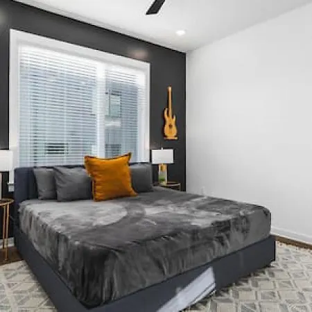 Holiday home Large Patio, Rooftop Deck And Garage, 3 Miles To Broadway Nashville