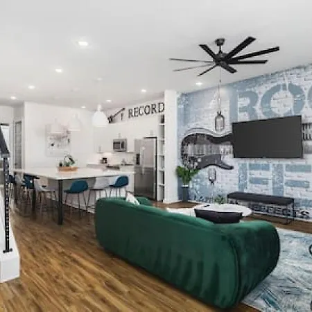 Large Patio, Rooftop Deck And Garage, 3 Miles To Broadway Holiday home *