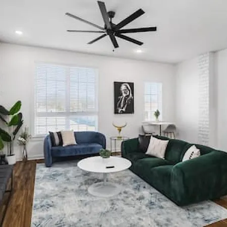 Holiday home Large Patio, Rooftop Deck And Garage, 3 Miles To Broadway