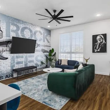 Large Patio, Rooftop Deck And Garage, 3 Miles To Broadway Holiday home Nashville