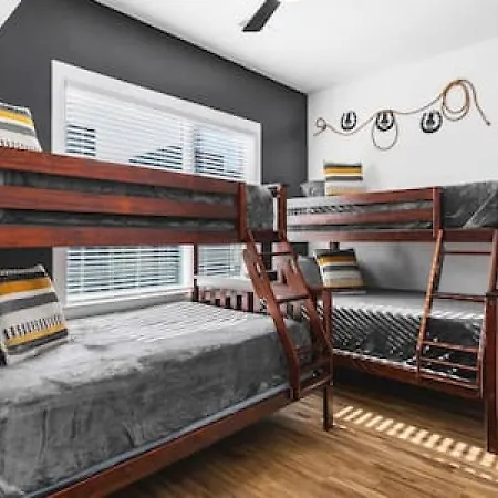 Large Patio, Rooftop Deck And Garage, 3 Miles To Broadway Holiday home Nashville