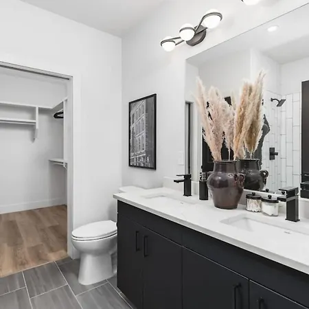 Premium With Huge Patio Near Vanderbilt & Downtown *