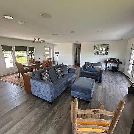 Holiday home 2-bedroom 2-bath Cozy In Nashville's Vibrant