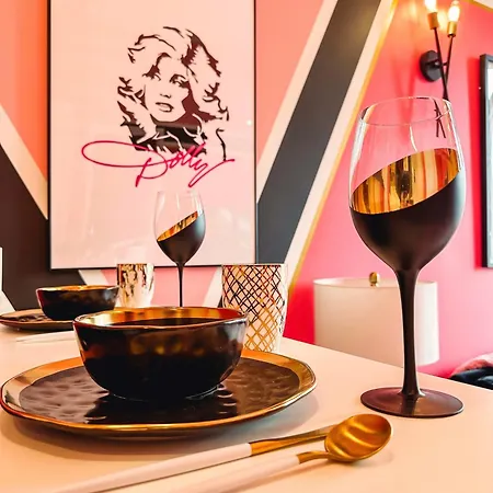 Holiday home Dolly's Glam Getaway - Glittering Gem Near Broadway *