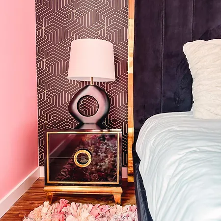 Dolly's Glam Getaway - Glittering Gem Near Broadway *